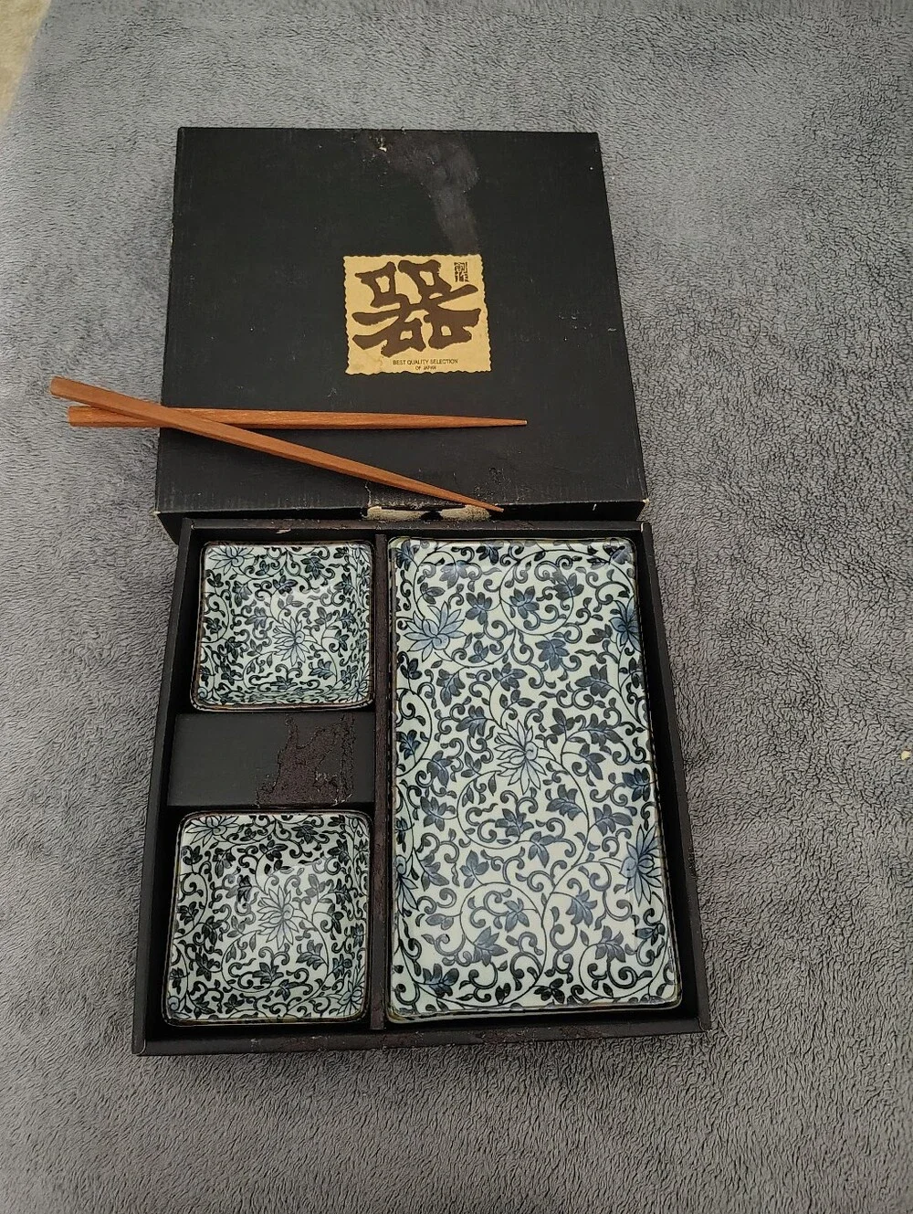 Kanesada 40Blue and White Floral Sushi Set with Wooden Chopsticks